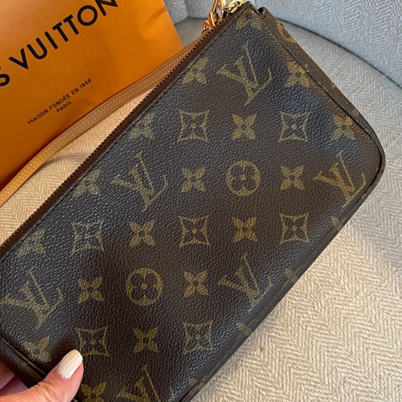 LOUIS VUITTON Authentic Monogram Pochette Accessories w Unbranded Vachetta Strap - Picture 4 of 15